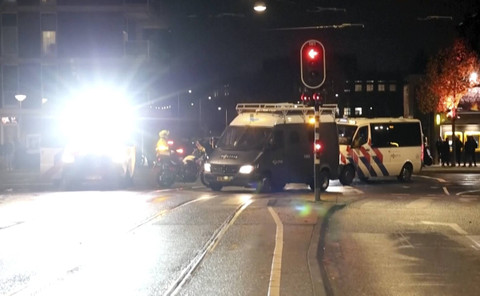 Polisi berjaga di lokasi trem yang dirusak puluhan orang bersenjatakan tongkat dan petasan menyusul kekerasan pekan lalu yang menargetkan penggemar klub sepak bola Israel pada hari Senin (11/11). Foto: AP Photo