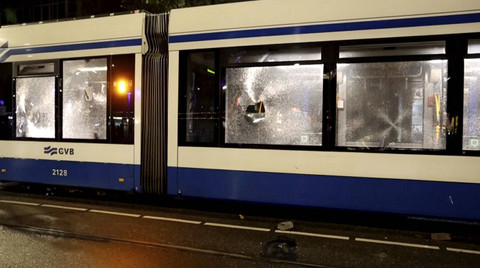 Sebuah trem rusak akibat puluhan orang bersenjatakan tongkat dan petasan menyusul kekerasan pekan lalu yang menargetkan penggemar klub sepak bola Israel pada hari Senin (11/11). Foto: AP Photo
