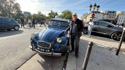 Antoinete, pemilik mobil Citroen 2CV di area Notre-Dame, Paris, Prancis.  Foto: Aditya Pratama Niagara/kumparan