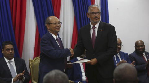 Perdana Menteri baru Haiti Alix Didier Fils-Aime, kanan, berjabat tangan dengan Presiden Dewan Transisi Leslie Voltaire saat upacara pelantikannya di Port-au-Prince, Haiti, Senin, 11 November 2024. Foto: AP Photo/Odelyn Joseph