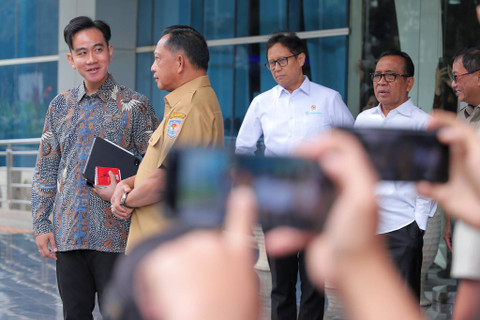Wakil Presiden RI Gibran Rakabuming Raka meninggalkan Graha BNPB, Jakarta, Selasa (12/11/2024) seusai menggelar rapat koordinasi bersama sejumlah menteri-wakil menteri kabinet Merah Putih. Foto: Iqbal Firdaus/kumparan