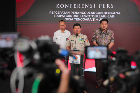 Ketua BNPP Letjen TNI Suharyanto berbicara pada konferensi pers terkait koordinasi penanggulanan bencana letusan Gunung Lewotobi di Nusa Tenggara Timur di Graha BNPB, Jakarta, Selasa (12/11/2024). Foto: Iqbal Firdaus/kumparan