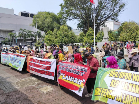 Sejumlah pelaku UMKM di Yogyakarta menggeruduk kantor DPRD DIY, Selasa (12/11/2024). Foto: Arfiansyah Panji Purnandaru/kumparan