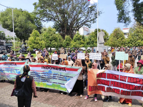 Sejumlah pelaku UMKM di Yogyakarta menggeruduk kantor DPRD DIY, Selasa (12/11/2024). Foto: Arfiansyah Panji Purnandaru/kumparan