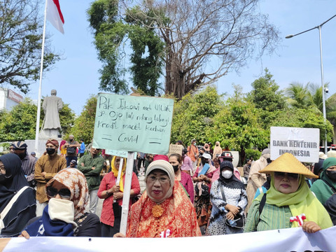 Sejumlah pelaku UMKM di Yogyakarta menggeruduk kantor DPRD DIY, Selasa (12/11/2024). Foto: Arfiansyah Panji Purnandaru/kumparan