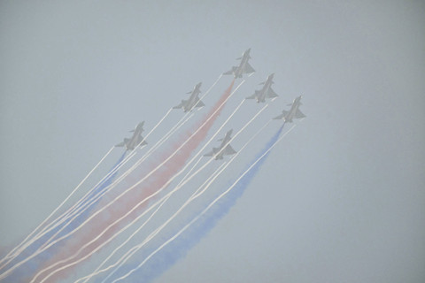 Jet tempur Chengdu J-10 Vigorous Dragon buatan China terbang dalam formasi selama Pameran Penerbangan dan Kedirgantaraan Internasional China ke-15 di Zhuhai, China Selatan, Selasa (12/11/2024). Foto: Hector Retamal/AFP