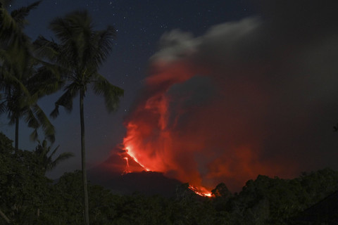 Lava pijar dan kolom asap keluar dari kawah Gunung Lewotobi Laki-Laki tampak dari Desa Pululera di Wulanggitang, Kabupaten Flores Timur, Nusa Tenggara Timur, Selasa dini hari (12/11/2024). Foto: Aditya Pradana Putra/ANTARA FOTO