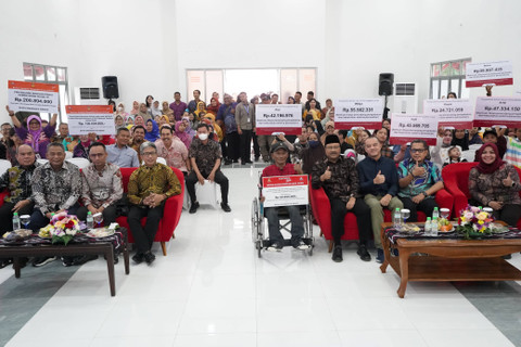 Mensos Saifullah Yusuf (Gus Ipul) foto bersama usai menyerahkan bantuan donasi dari Kitabisa kepada delapan penerima manfaat dan bantuan Asistensi Rehabilitasi Sosial (ATENSI) di Sentra Handayani Jakarta, Selasa (12/11/2024). Foto: Dok. Kemensos