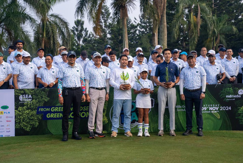 (Kiri ke kanan) Direktur Network Telkomsel Indra Mardiatna, Direktur Utama TelkomMetra Pramasaleh Hario Utomo, Chief of Sustainability and Climate Change Jejakin Haris Iskandar, Professional Junior Golfer Almira Permadi, Deputy General Manager Rainbow Hills Widya Tirta Putra, Direktur Keuangan & Manajemen Risiko Telkom Heri Supriadi saat melakukan pemberian bibit pohon pinus secara simbolis dalam rangka penanaman pohon untuk 'Carbon Offsetting' sesuai dengan tema 'Green Golf' tahun ini. Foto: Dok. Telkom