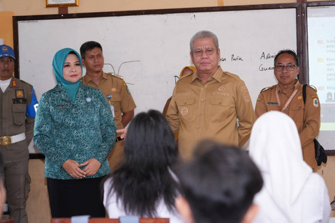 Pj Gubernur Kalbar didampingi Pj Ketua TP PKK Kalbar mengunjungi sejumlah sekolah di Kapuas Hulu. Foto: Dok. Adpim Pemprov Kalbar