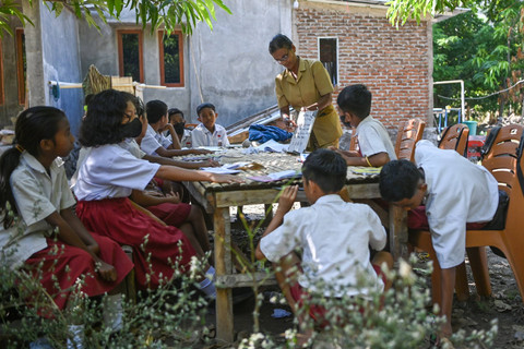 Sejumlah siswa SD Katolik Konga mengikuti kegiatan belajar mengajar di halaman rumah guru mereka di Desa Konga, Titehena, Kabupaten Flores Timur, Nusa Tenggara Timur, Selasa (12/11/2024). Foto: Aditya Pradana Putra/ANTARA FOTO