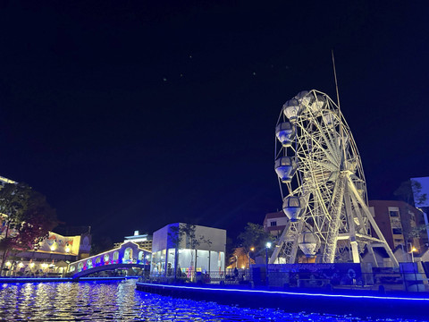 Pemandangan Melaka River Cruise di malam hari Foto: Hedi/kumparan