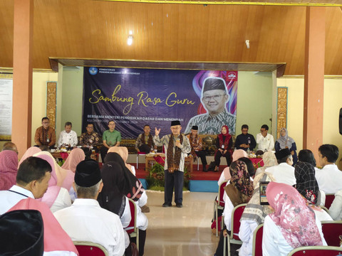 Mendikdasmen, Abdul Mu'ti, saat di SMAN 2 Wates, Kabupaten Kulon Progo, Rabu (13/11/2024). Foto: Arfiansyah Panji Purnandaru/kumparan