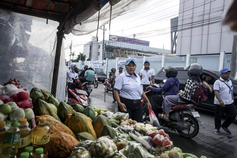 Buruh berjalan keluar dari pabrik PT Sri Rejeki Isman Tbk (Sritex) di Sukoharjo, Jawa Tengah, Kamis (24/10/2024). Foto: Mohammad Ayudha/ANTARA FOTO