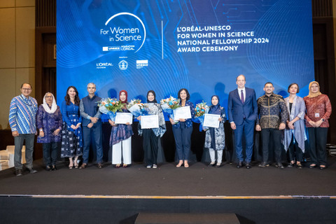 Pemenang L_Oreal-UNESCO For Women In Science 2024 dan Seluruh Narasumber. Foto: dok. L'Oréal Indonesia