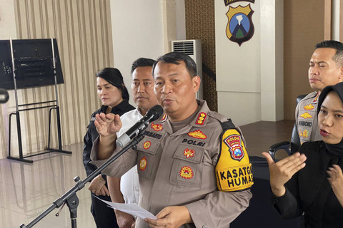 Kabid Humas Polda Jatim Kombes Pol Dirmanto menyampaikan keterangan pers di Mapolrestabes Surabaya, Rabu (13/11/2024).  Foto:  Farusma Okta Verdian/kumparan