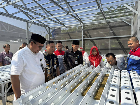 PT Pertamina International Shipping (PIS) melalui anak usahanya PT Pertamina Energy Terminal Terminal LPG Tanjung Sekong, mengimplementasikan program transformatif Desa Energi Berdikari di RW 06 Kelurahan Lebak Gede, Kota Cilegon, Jumat (8/11/2024). Foto: Dok. PIS