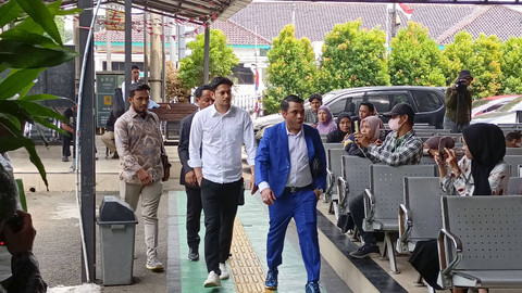 Artis Andrew Andika hadiri sidang cerai di Pengadilan Agama Cibinong, Rabu (13/11/2024). Foto: Aprilandika Pratama/kumparan