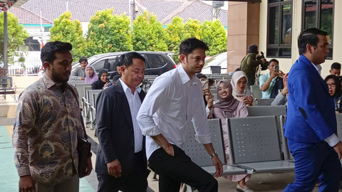 Artis Andrew Andika hadiri sidang cerai di Pengadilan Agama Cibinong, Rabu (13/11/2024). Foto: Aprilandika Pratama/kumparan