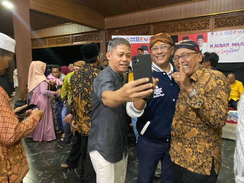 Warga Paguyuban Jawa Ketapang mengajak Bang Didi berfoto bersama. Foto: Yulia Ramadhiyanti/Hi!Pontianak