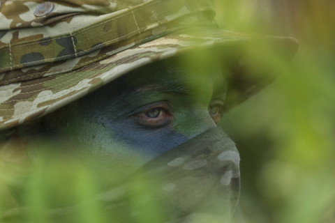 Australia Defence Force (ADF) berkamuflase untuk mengintai keamanan pada Operasi Pendaratan Amfibi Latihan Gabungan Keris Woomera 2024 di Pusat Latihan Pertempuran Marinir 5 Baluran Pantai Banongan, Situbondo, Jawa Timur, Rabu (13/11/2024). Foto: Budi Candra Setya/ANTARA FOTO