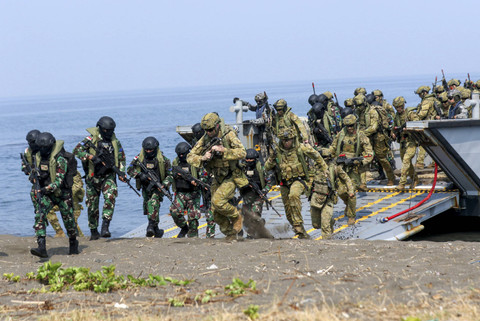 Prajurit Korps Marinir TNI AL bersama Australia Defence Force (ADF) melaksanakan Latihan Gabungan Keris Woomera 2024 di Pusat Latihan Pertempuran Marinir 5 Baluran Pantai Banongan, Situbondo, Jawa Timur, Rabu (13/11/2024). Foto: Budi Candra Setya/ANTARA FOTO