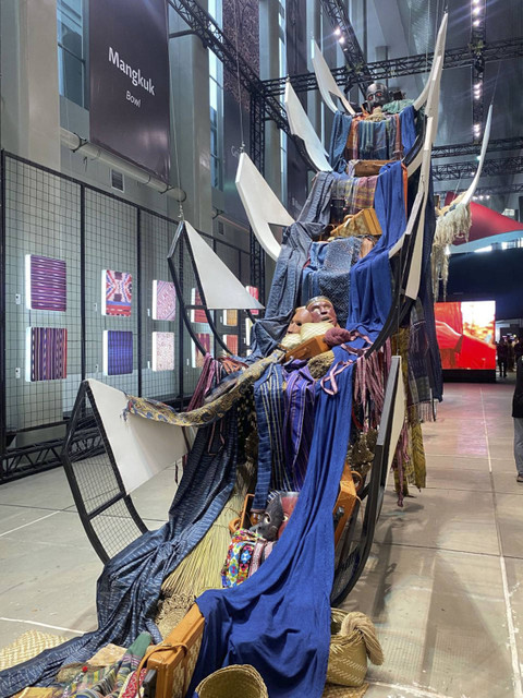 Pameran "The Flying Cloth" untuk merayakan 25 tahun karier desainer Merdi Sihombing di Museum Nasional Indonesia, Jakarta Pusat, Selasa (12/11/2024). Foto: Judith Aura/kumparan