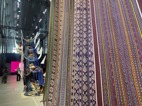 Pameran "The Flying Cloth" untuk merayakan 25 tahun karier desainer Merdi Sihombing di Museum Nasional Indonesia, Jakarta Pusat, Selasa (12/11/2024). Foto: Judith Aura/kumparan