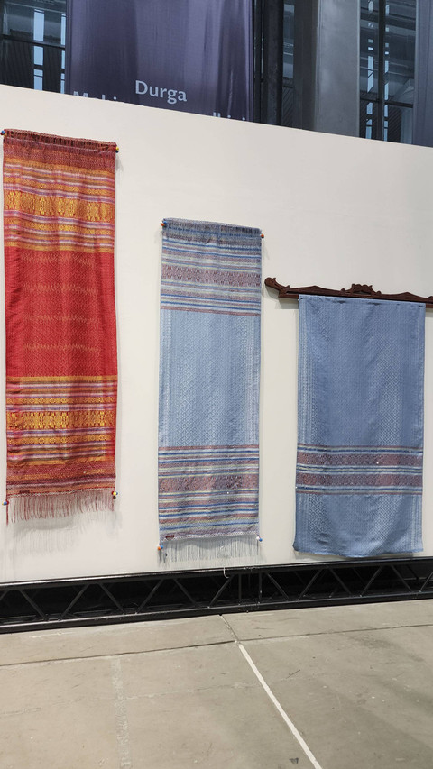 Pameran "The Flying Cloth" untuk merayakan 25 tahun karier desainer Merdi Sihombing di Museum Nasional Indonesia, Jakarta Pusat, Selasa (12/11/2024). Foto: Judith Aura/kumparan