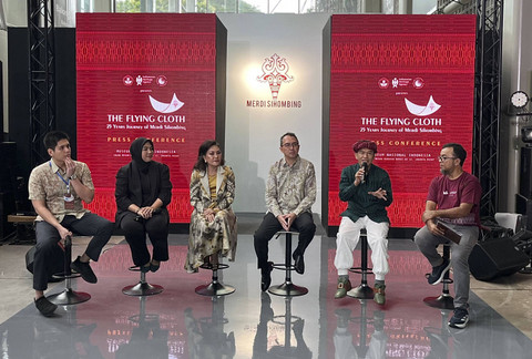 Pameran "The Flying Cloth" untuk merayakan 25 tahun karier desainer Merdi Sihombing di Museum Nasional Indonesia, Jakarta Pusat, Selasa (12/11/2024). Foto: Judith Aura/kumparan