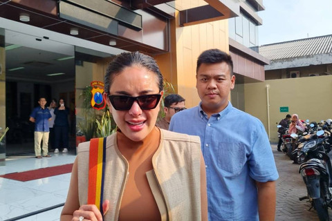 Nikita Mirzani usai menjalani pemeriksaan di Ditreskrimsus Polda Jatim, Surabaya, Rabu (13/11/2024). Foto:  Farusma Okta Verdian/kumparan