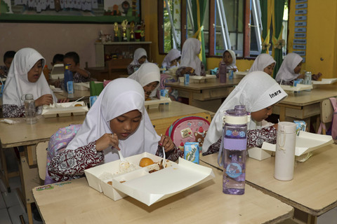 Sejumlah siswa menikmati hidangan saat uji coba pemberian makanan bergizi gratis di SDN 103 Inpres Hasanuddin, Kabupaten Maros, Sulawesi Selatan, Rabu (13/11/2024). Foto: Arnas Padda/ANTARA FOTO