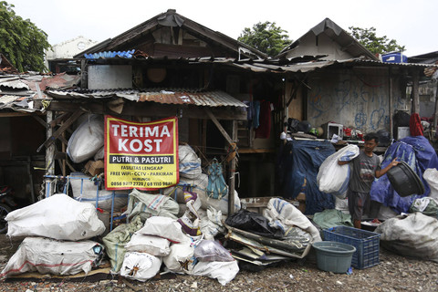 Seorang warga menangkut barang di kawasan Cideng, Jakarta, Rabu (13/11/3034). Foto: Alif Bintang/ANTARA FOTO
