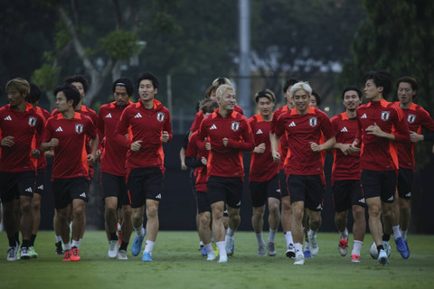 Sejumlah pemain Timnas Jepang menjalani sesi latihan kedua di Lapangan A Kompleks Olahraga Gelora Bung Karno, Senayan, Jakarta, Rabu (13/11/2024). Foto: Aditia Noviansyah/kumparan
