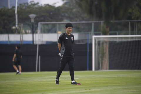 Pelatih Timnas Jepang Hajime Moriyasu melihat situasi pemainnya saat menjalani sesi latihan kedua di Lapangan A Kompleks Olahra... </div>
<div class=