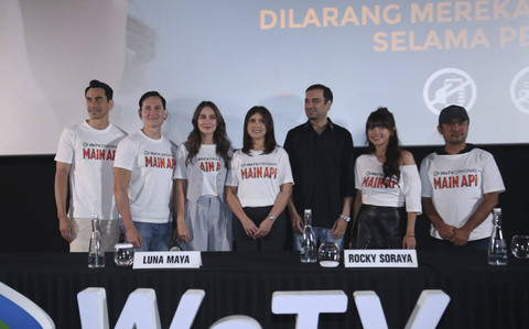 Sejumlah pemeran film series Main Api berpose saat konferensi pers film series Main Api di CGV Grand Indonesia, Jakarta, Rabu, (13/11/2024). Foto: Agus Apriyanto