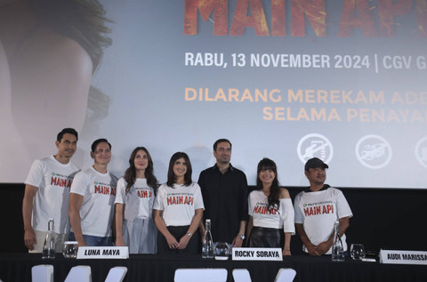 Sejumlah pemeran film series Main Api berpose saat konferensi pers film series Main Api di CGV Grand Indonesia, Jakarta, Rabu, (13/11/2024). Foto: Agus Apriyanto