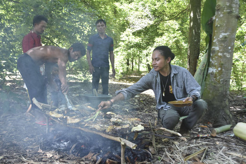 Laode masak bareng warga Pulau Sjahrir.  Foto: Dok. Wonderfoel Laode
