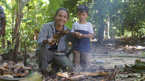 Laode masak bareng warga Pulau Sjahrir.  Foto: Dok. Wonderfoel Laode