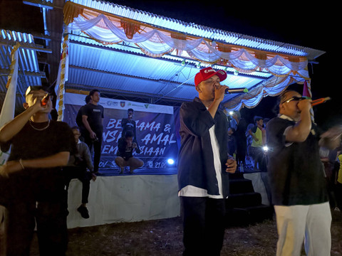 Ebeng Acom hingga Banda Neira Harmoni meriahkan Konser Amal Kemanusiaan yang digelar oleh Dompet Dhuafa di Banda Neira, Rabu (13/11/2024). Foto: Giovanni/kumparan