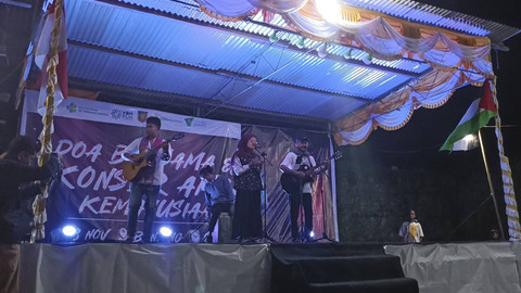 Ebeng Acom hingga Banda Neira Harmoni meriahkan Konser Amal Kemanusiaan yang digelar oleh Dompet Dhuafa di Banda Neira, Rabu (13/11/2024). Foto: Giovanni/kumparan