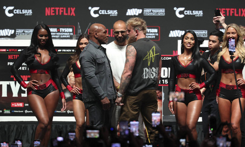 Mike Tyson dan Jake Paul mengadakan konferensi pers sebelum pertarungan mereka yang akan datang di The Pavilion di Toyota Music Factory, Amerika Serikat, Rabu (13/11/2024) waktu setempat. Foto: Kevin Jairaj/USA TODAY Sports/REUTERS 