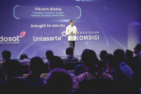 President Director & CEO Indosat Ooredoo Hutchison, Vikram Sinha, berbicara pada acara Indonesia AI Day di Jakarta, Kamis (14/11/2024). Foto: Jamal Ramadhan/kumparan