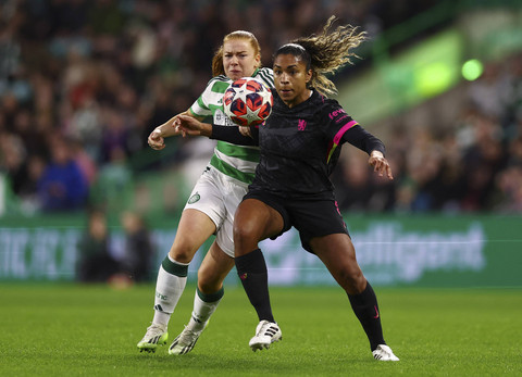 Pemain Chelsea, Catarina Macario, beraksi dengan pemain Celtic, Colette Cavanagh pada pertandingan Liga Champions Wanita Grup B antara Celtic melawan Chelsea di Celtic Park, Glasgow, Skotlandia, Inggris, Rabu (13/11/2024). Foto: Lee Smith/REUTERS 