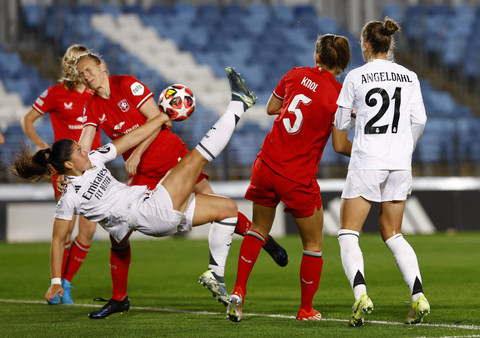 Pemain Real Madrid Maria Mendez beraksi pada pertandingan Liga Champions Wanita Grup B antara Real Madrid melawan FC Twente di Estadio Alfredo Di Stefano, Madrid, Spanyol, Rabu (13/11/2024). Foto: Susana Vera/REUTERS 