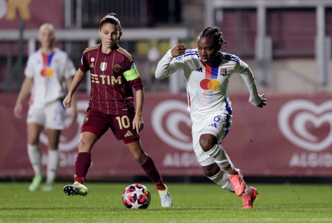 Pemain Olympique Lyonnais Melchie Dumornay beraksi dengan pemain AS Roma Manuela Giugliano pada Liga Champions Wanita Grup A antara AS Roma melawan Olympique Lyonnais di Stadio Tre Fontane, Roma, Italia, Rabu (13/11/2024). Foto: Remo Casilli/REUTERS