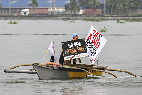 Sebuah kelompok lingkungan di atas kapal kayu melakukan demonstrasi di sepanjang Teluk Manila di Baseco, Manila, Filipina, Kamis (14/11/2024). Foto: JAM STA ROSA/AFP