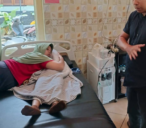 Jenazah korban dipeluk keluarga. Dok: Ist.