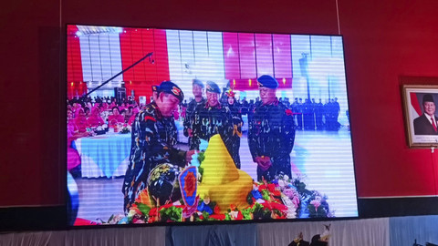 Pemberian penghargaan dan potong tumpeng yang dipimpin oleh Kapolri Jenderal Listyo Sigit Prabowo di syukuran HUT ke-79 Korps Brimob di Mako Korps Brimob, Kelapa Dua, Depok, Kamis (14/11/2024). Foto: Thomas Bosco/kumparan