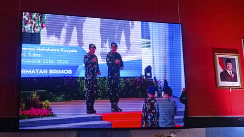 Pemberian penghargaan dan potong tumpeng yang dipimpin oleh Kapolri Jenderal Listyo Sigit Prabowo di syukuran HUT ke-79 Korps Brimob di Mako Korps Brimob, Kelapa Dua, Depok, Kamis (14/11/2024). Foto: Thomas Bosco/kumparan